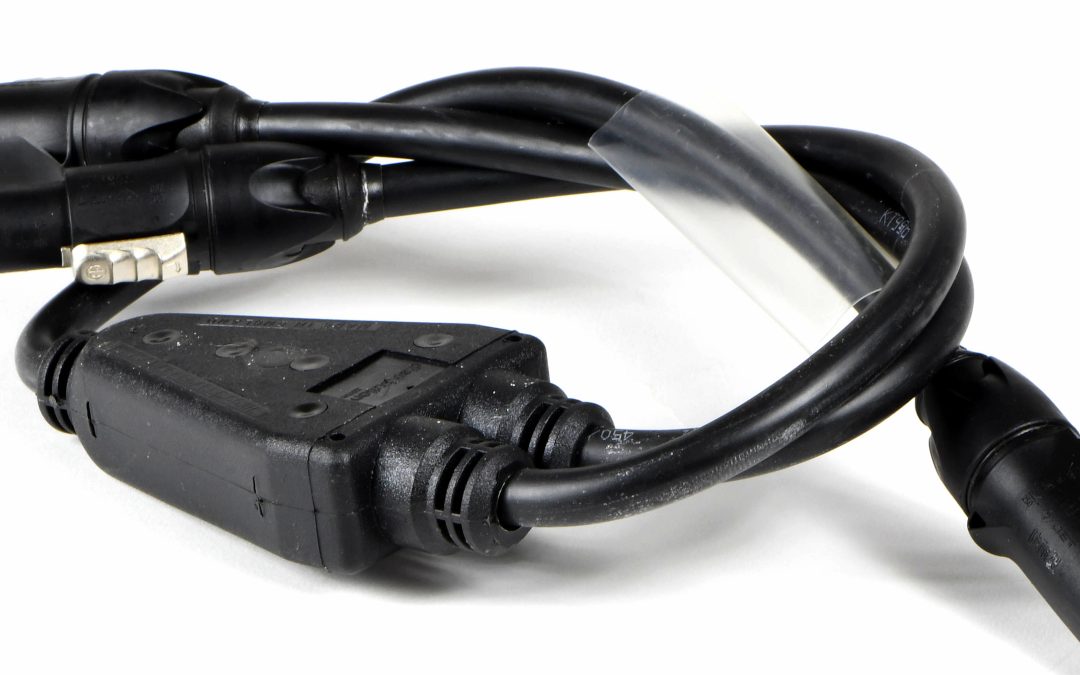 Moulded Y Splitter – Neutrik powerCon True1 TOP Male connector (NAC3MX-W-TOP) to 2 x True1 TOP Female connectors (NAC3FX-W-TOP)